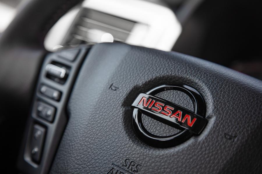Детали интерьера Nissan Titan Pro4X Crew Cab 2019 года  (фото 28 из 35)